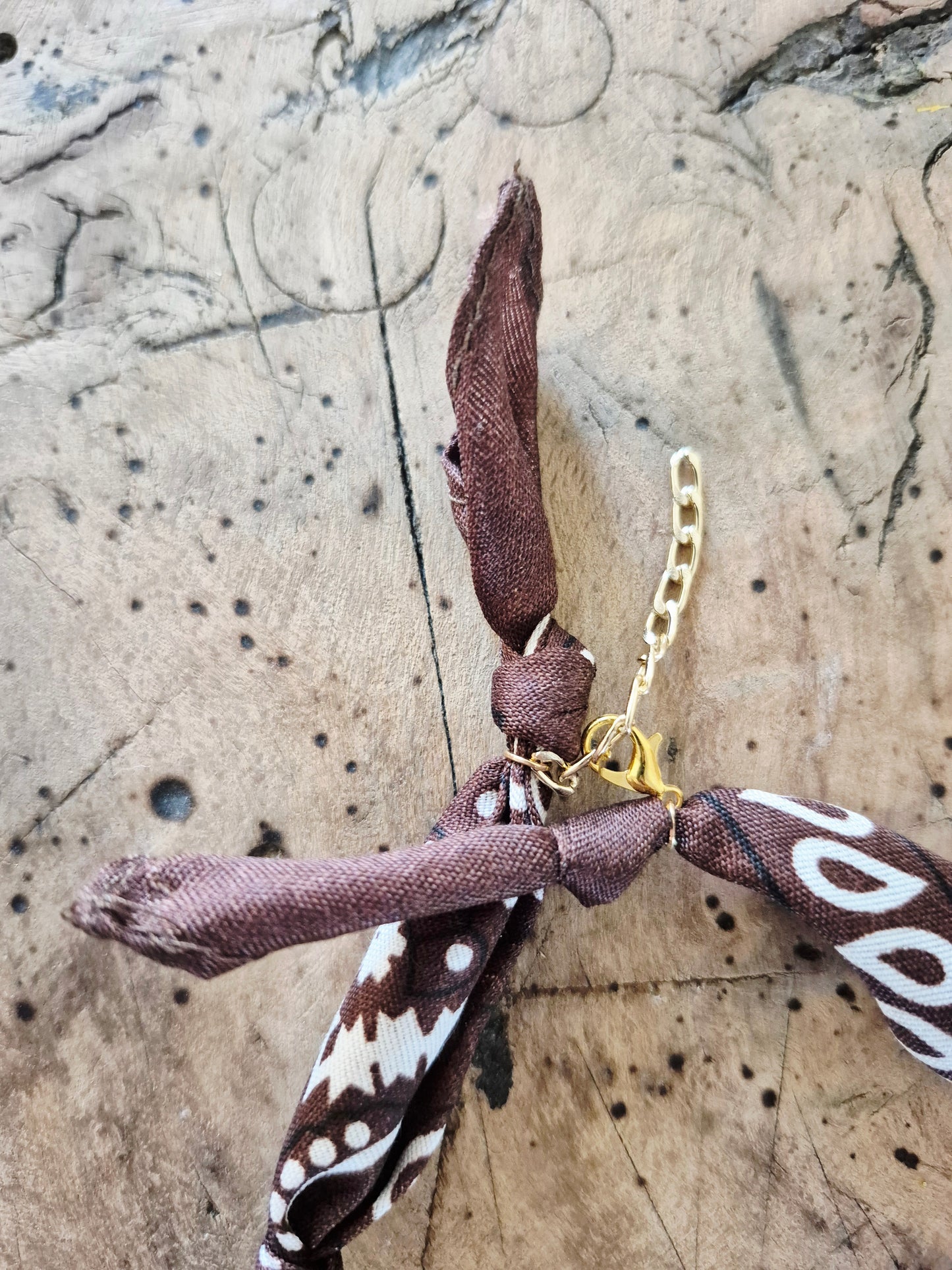 Collier bandana marron charm cœur doré "Wild & Free"