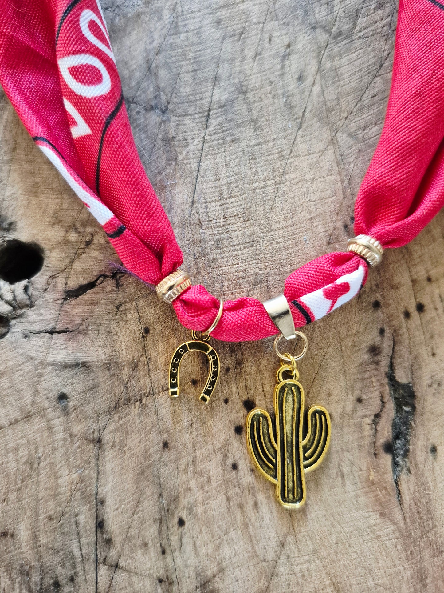 Collier bandana western rouge charms dorés "Wild & Free"