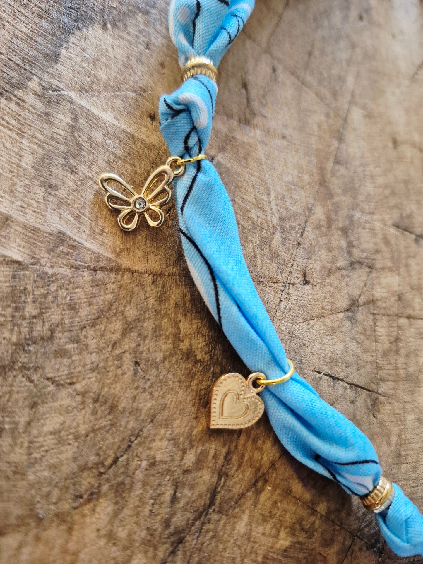Collier bandana bleu ciel charms dorés "Wild & Free"