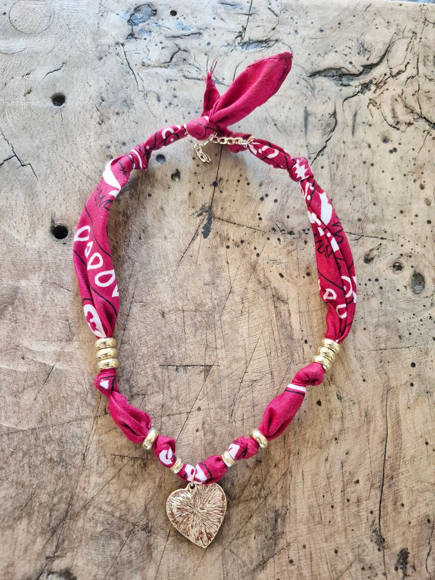 Collier bandana rouge foncé charm cœur doré "Wild & Free"