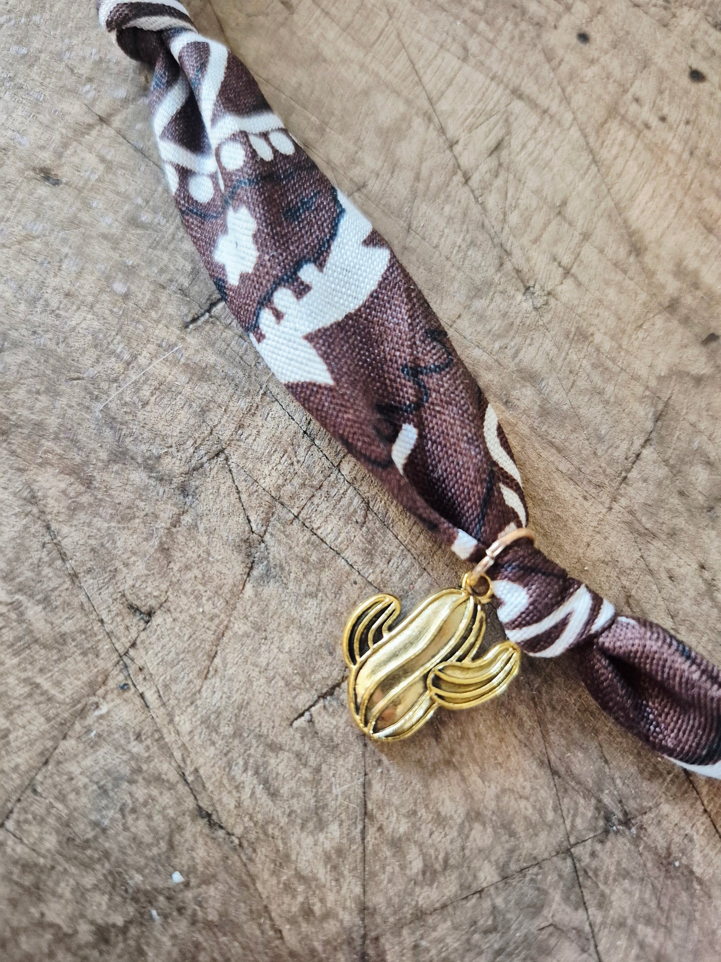 Collier bandana chocolat charms dorés "Wild & Free"