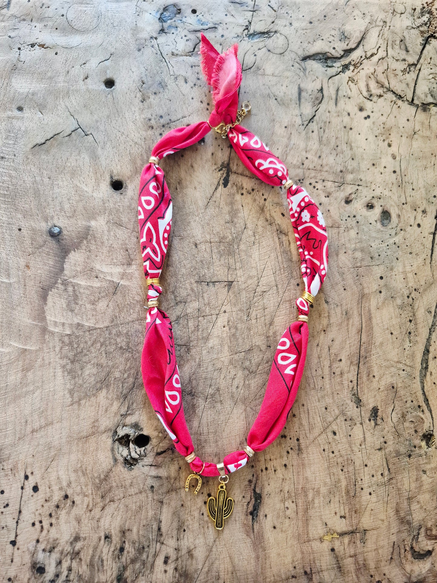 Collier bandana western rouge charms dorés "Wild & Free"