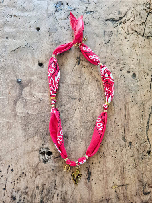 Collier bandana western rouge charms dorés "Wild & Free"