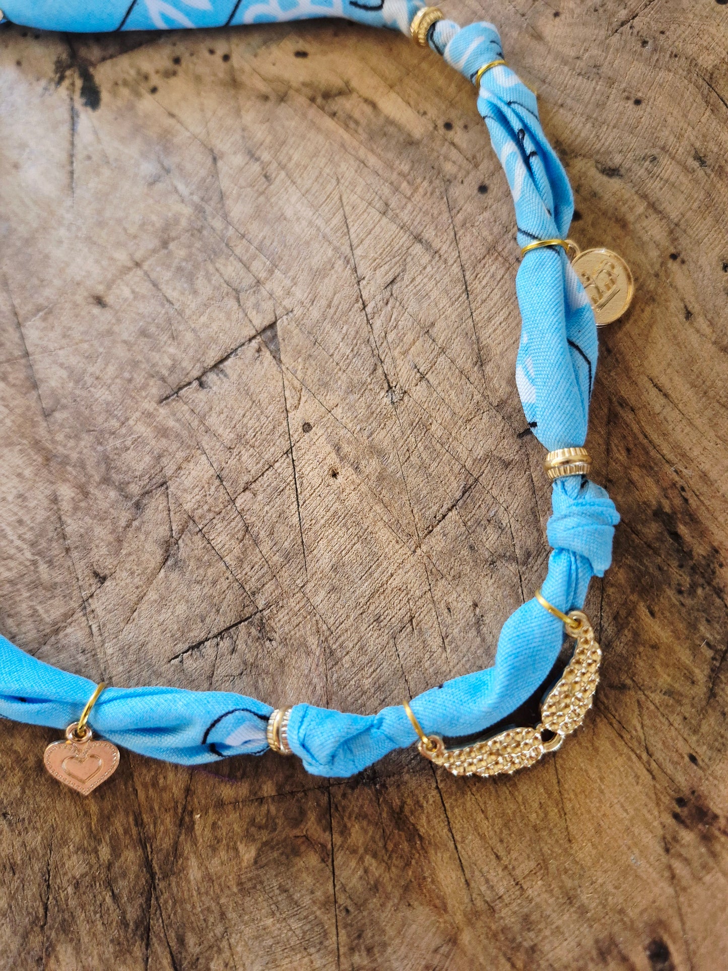 Collier bandana bleu ciel charms dorés "Wild & Free"