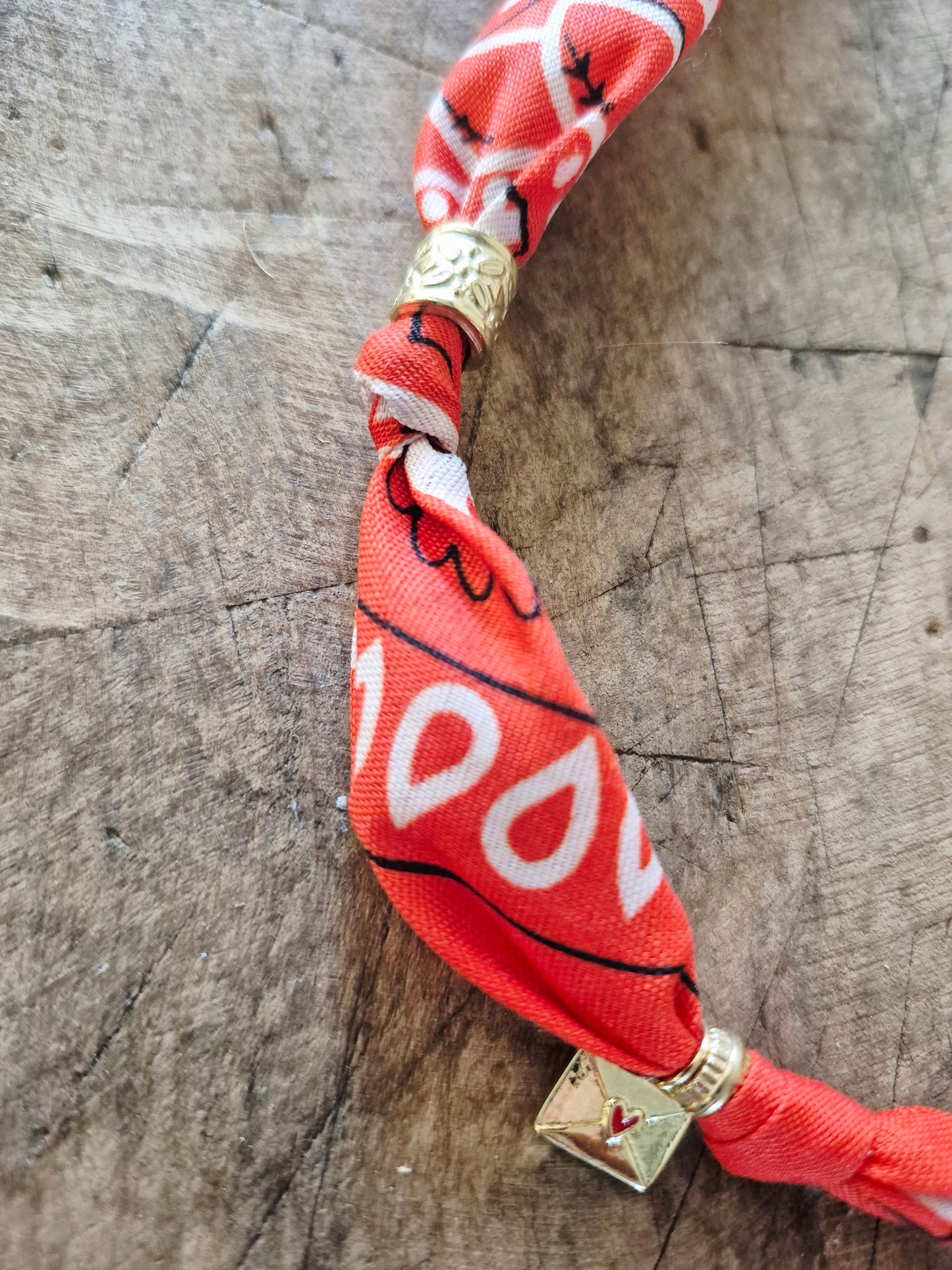 Collier bandana orange charms dorés "Wild & Free"
