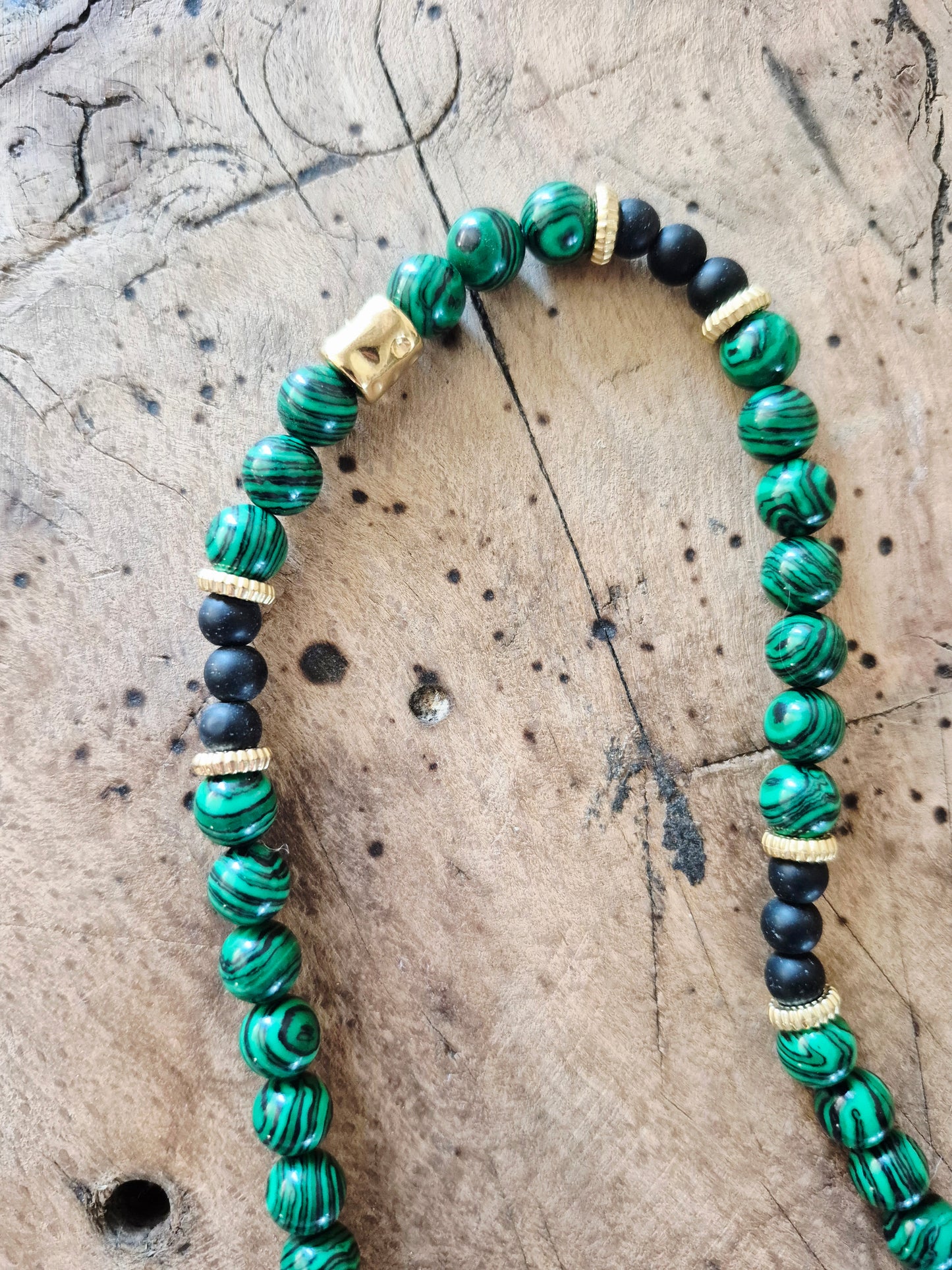Collier talisman perles naturelles vert et noir, charm rond martelé doré
