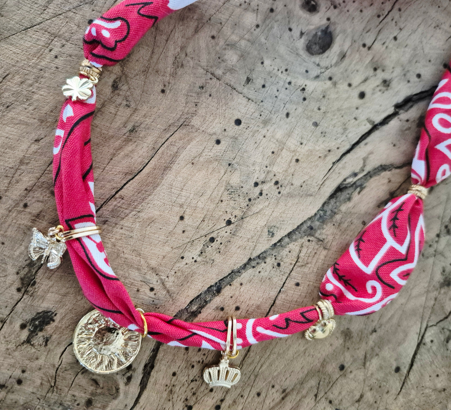 Collier bandana rouge charms "Wild & Free"