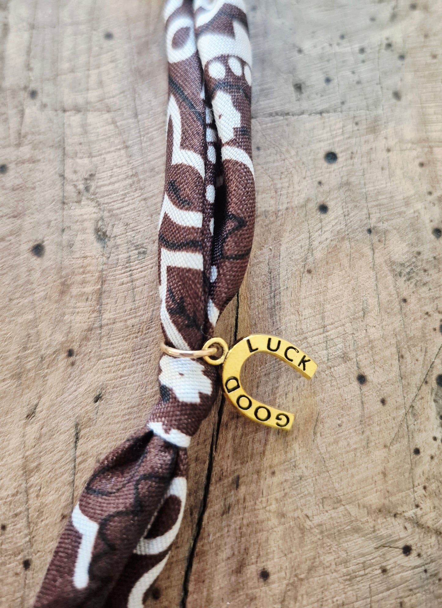 Collier bandana chocolat charms dorés "Wild & Free"