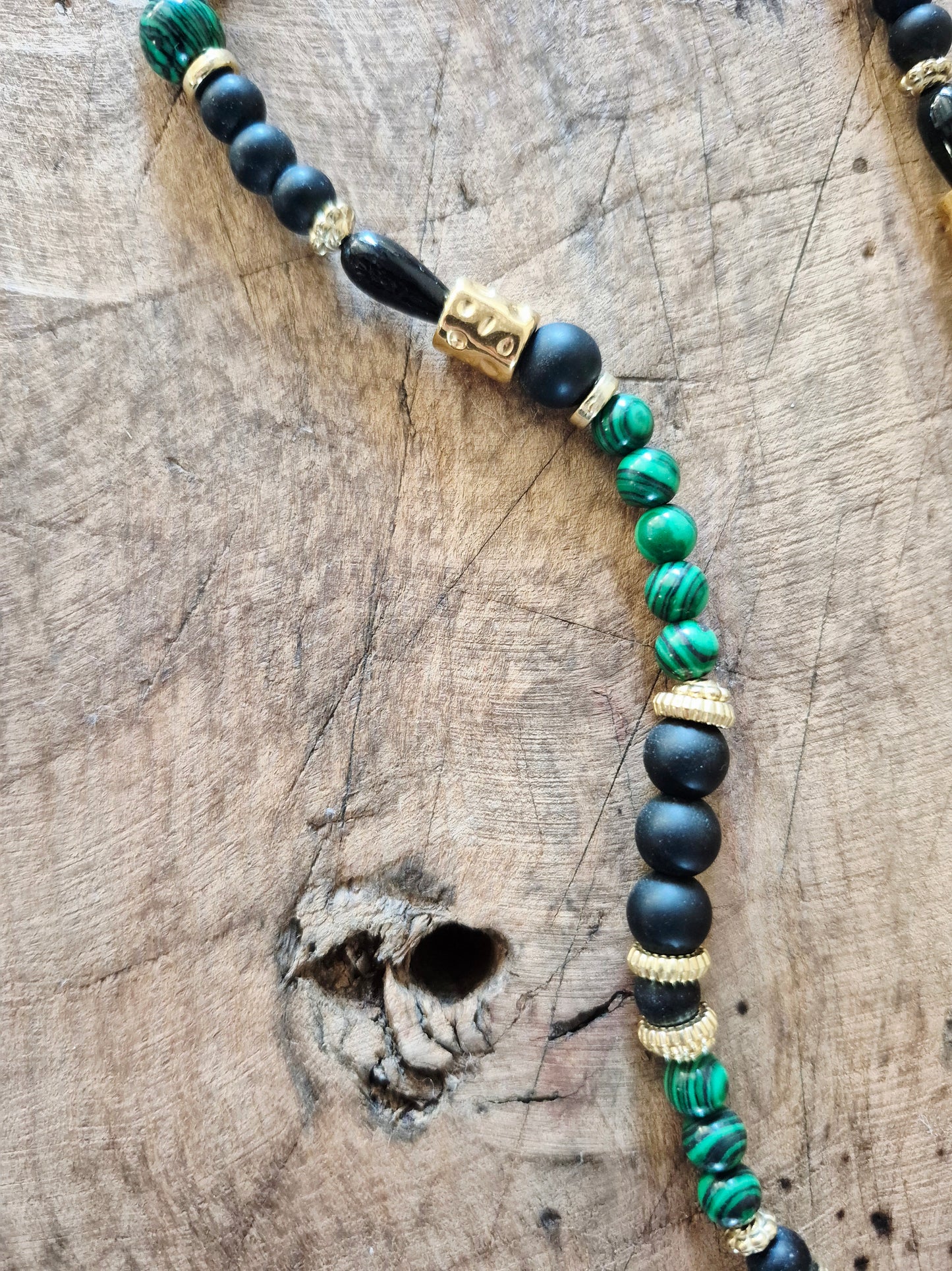 Collier talisman perles naturelles vert et noir, charm rond martelé doré