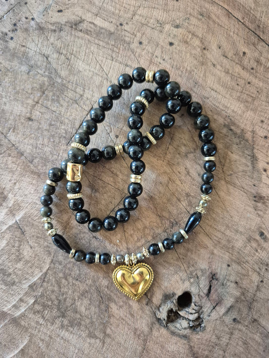 Collier talisman perles naturelles noir, charm Cœur martelé doré