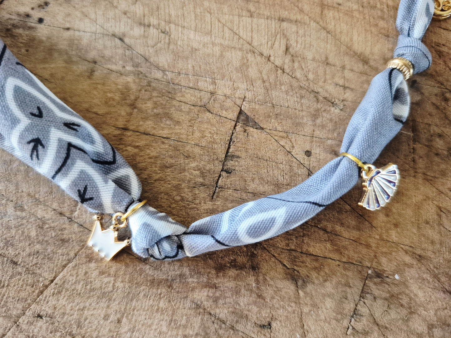 Collier bandana gris charms dorés "Wild & Free"