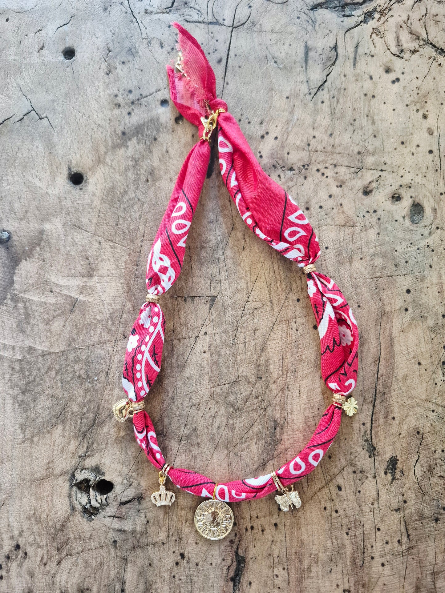 Collier bandana rouge charms "Wild & Free"