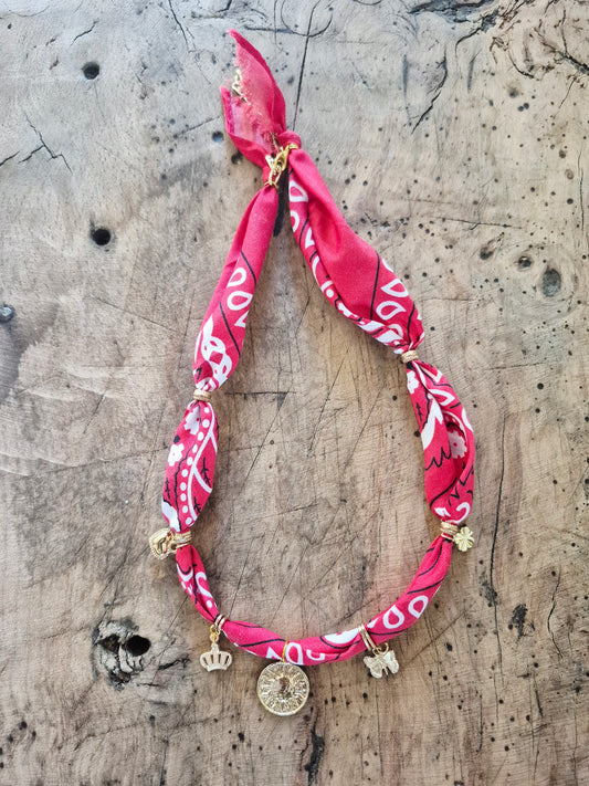 Collier bandana rouge charms dorés "Wild & Free"