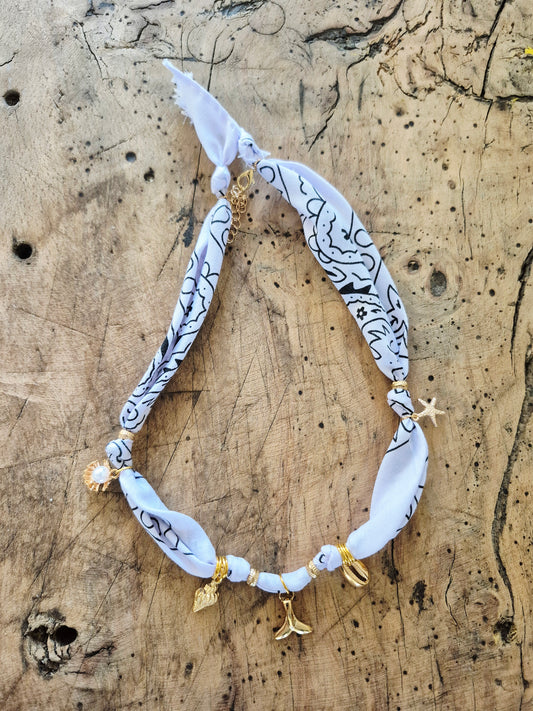 Collier bandana blanc charms dorés "Wild & Free"