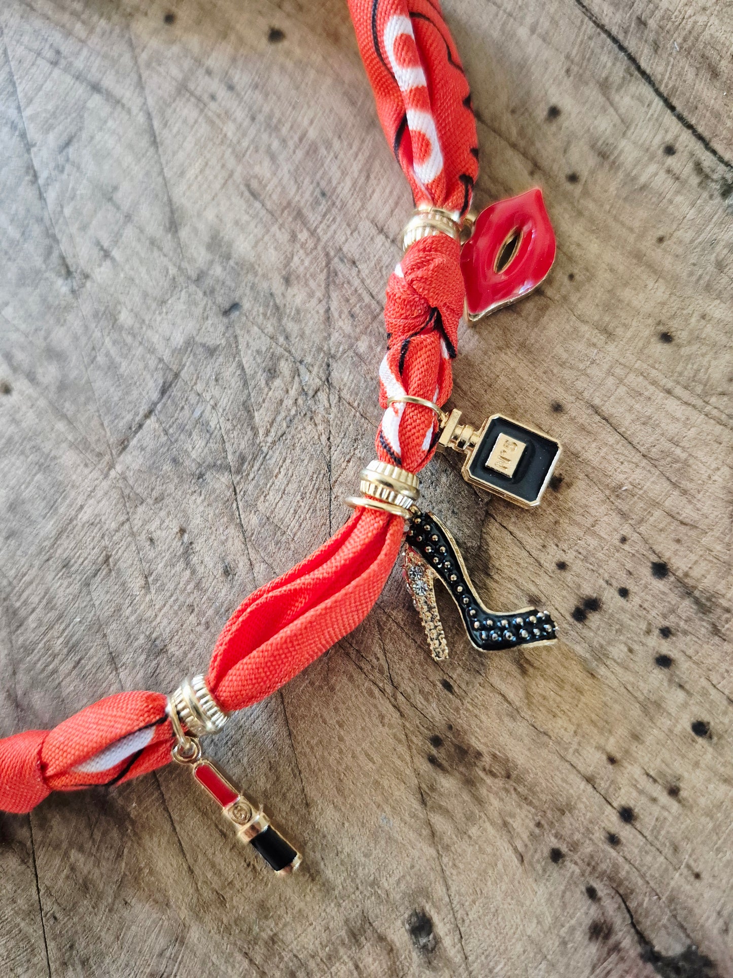 Collier bandana orange charms dorés "Wild & Free"