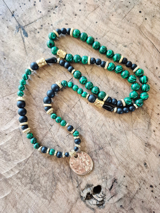 Collier talisman perles naturelles vert et noir, charm rond martelé doré