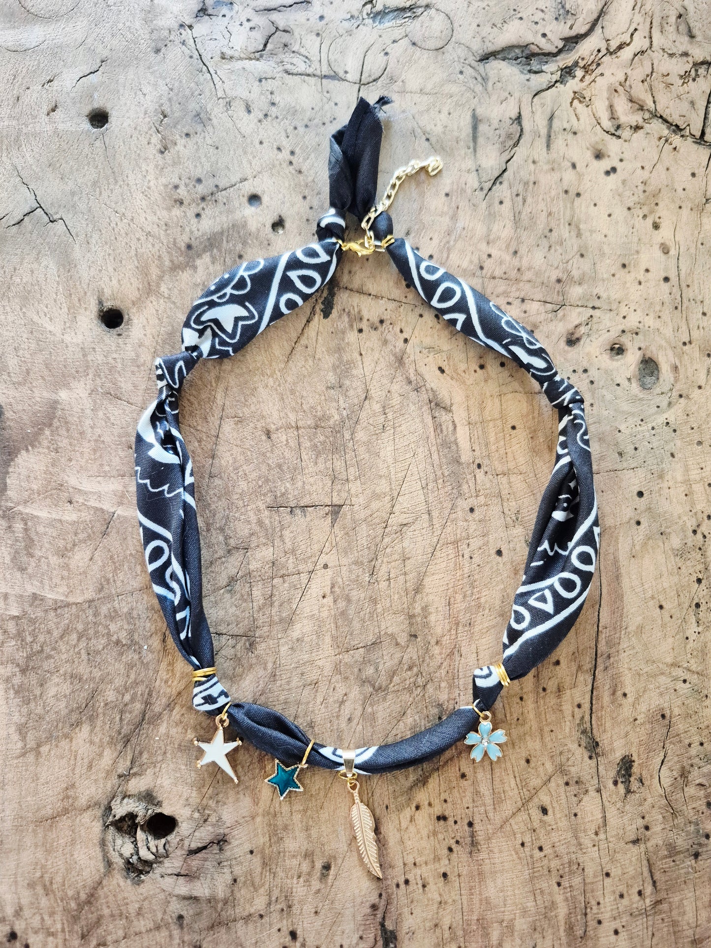Collier bandana noir charms dorés "Wild & Free"