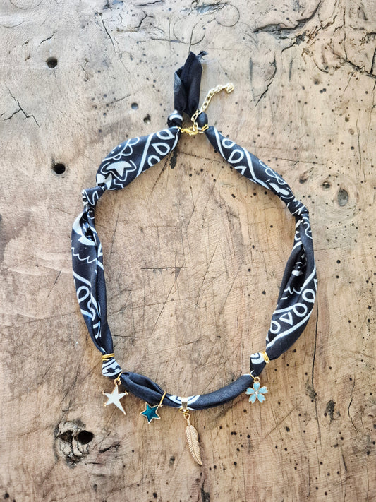 Collier bandana noir charms dorés "Wild & Free"