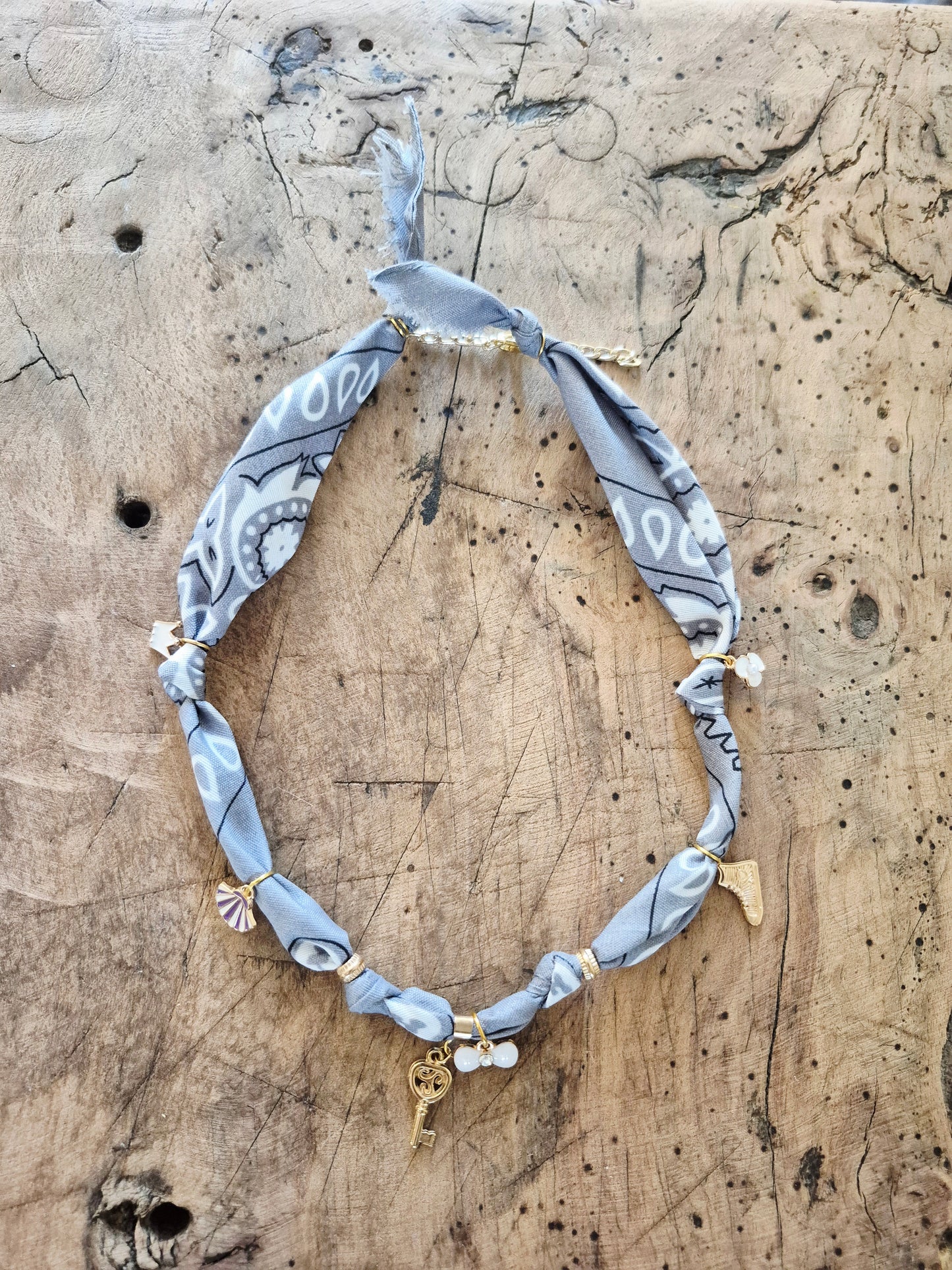 Collier bandana gris charms dorés "Wild & Free"