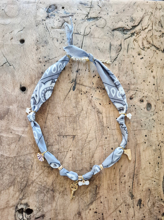 Collier bandana gris charms dorés "Wild & Free"