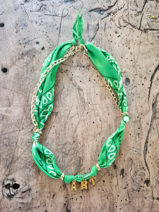 Collier bandana vert charms dorés "Wild & Free"